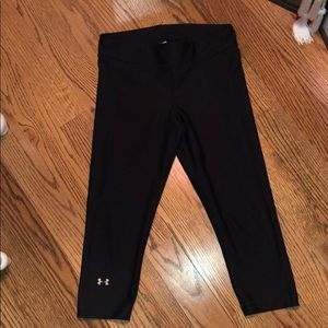 UA black heat gear Capri leggings